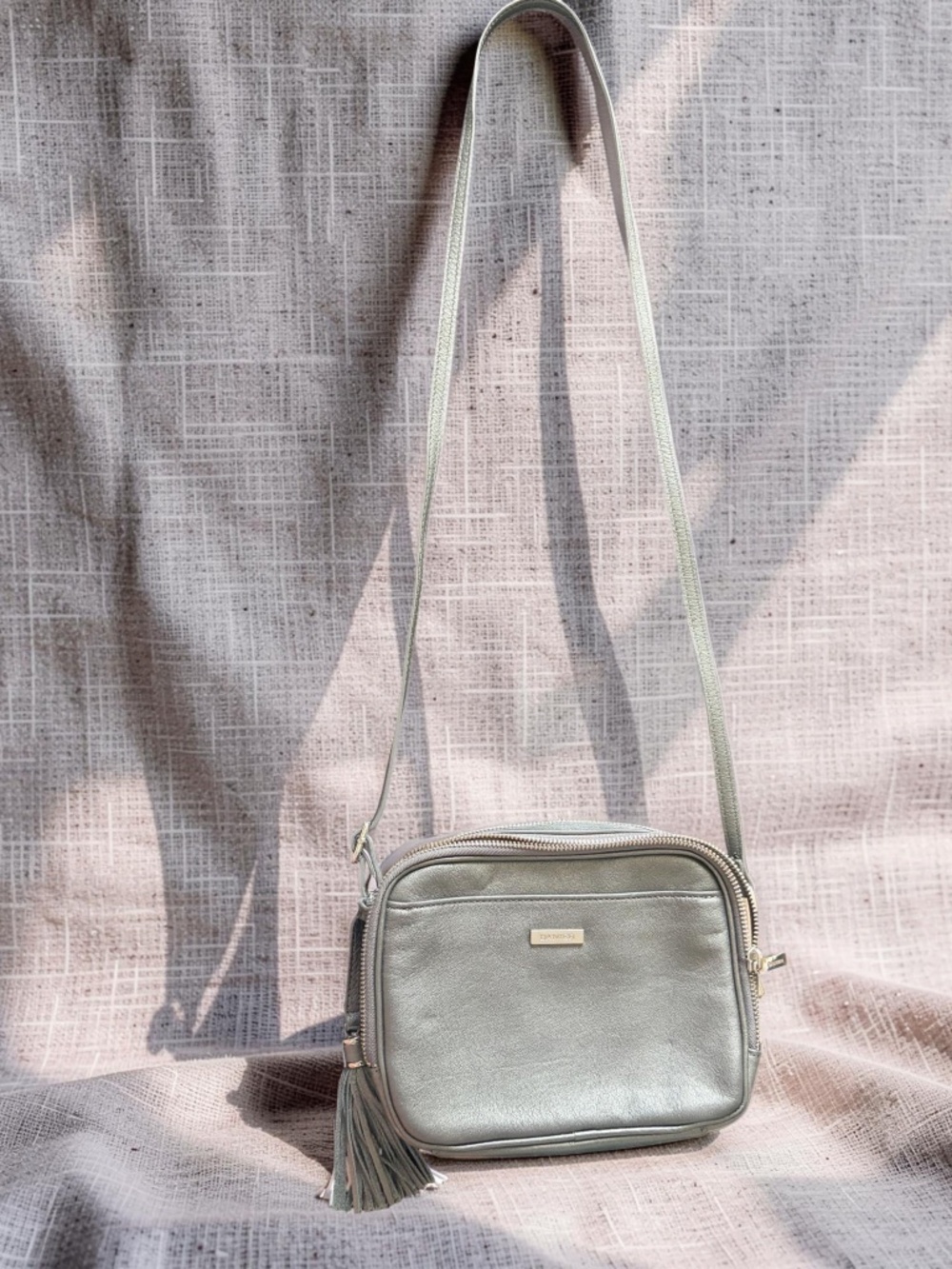 Danier 100% Metallic Leather Crossbody with Tassel - Picture 5 of 5